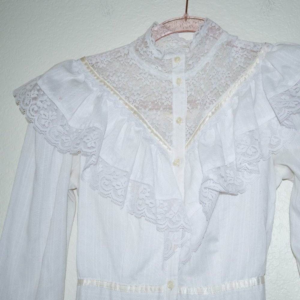 White gunnesax prarie dress with buttons down the front - Picture 7 of 8